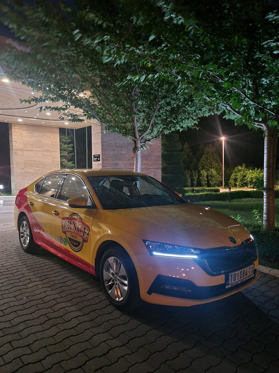 Vozilo Zrnce Taxi ispred hotela u večernjim satima