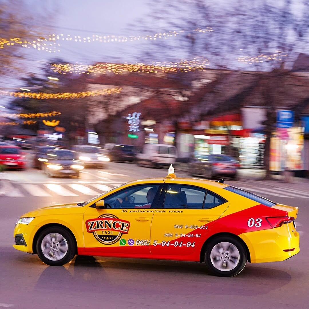 Vozilo Zrnce Taxi u večernjoj vožnji