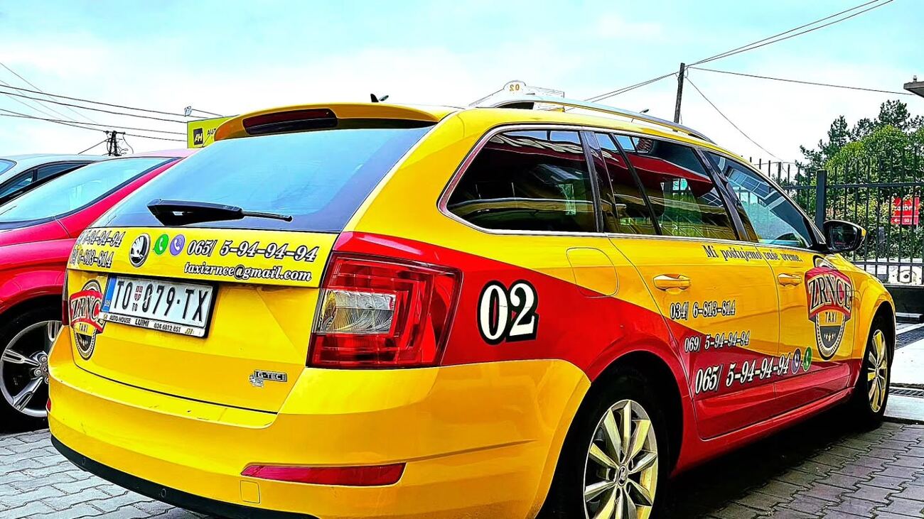 Zadnji deo vozila Zrnce Taxi sa kontakt podacima