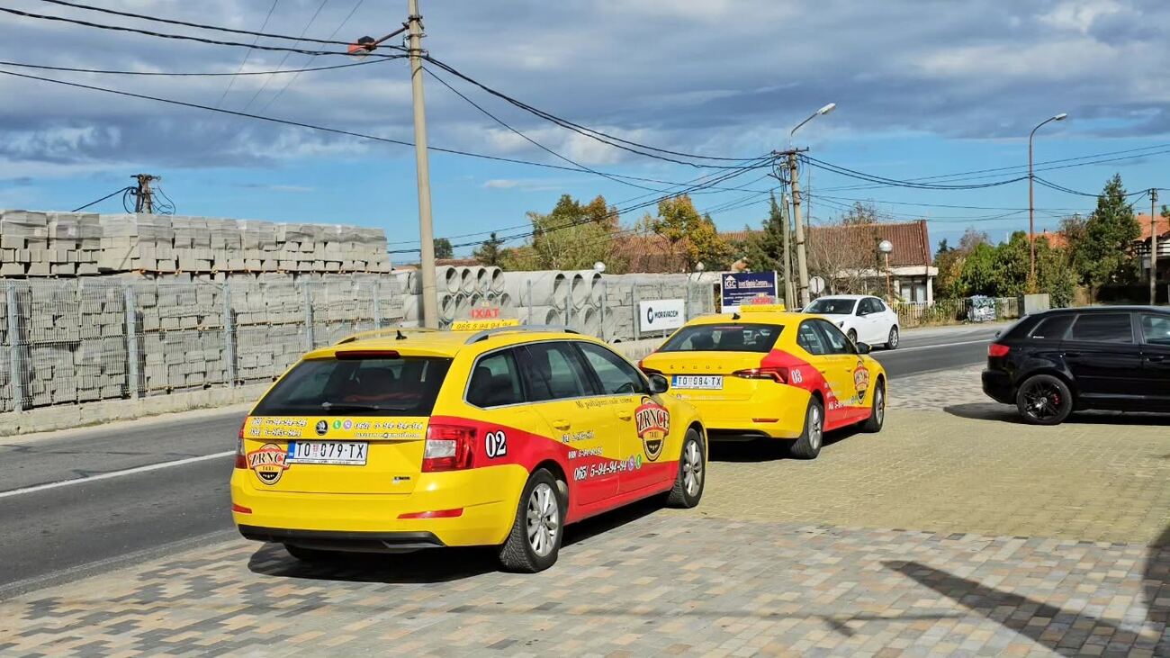 Dva vozila Zrnce Taxi u vožnji
